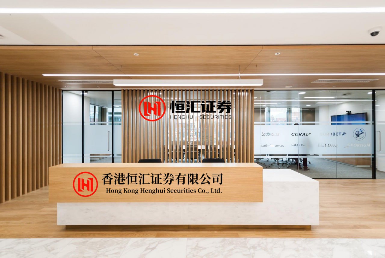 万银鼎信 结婚14年仍热恋!Ella晒全家福，拥吻老公画面太甜